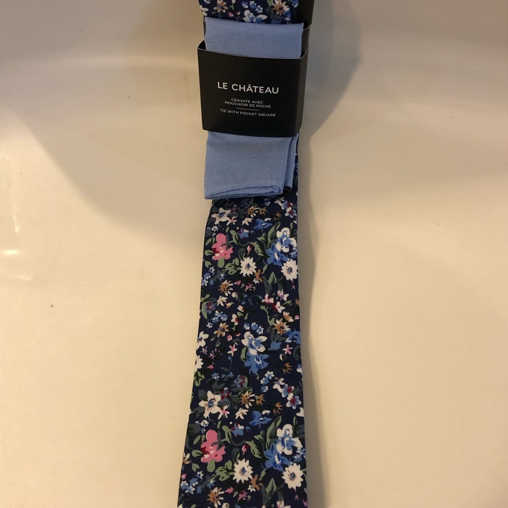Le chateau tie set with pocket square